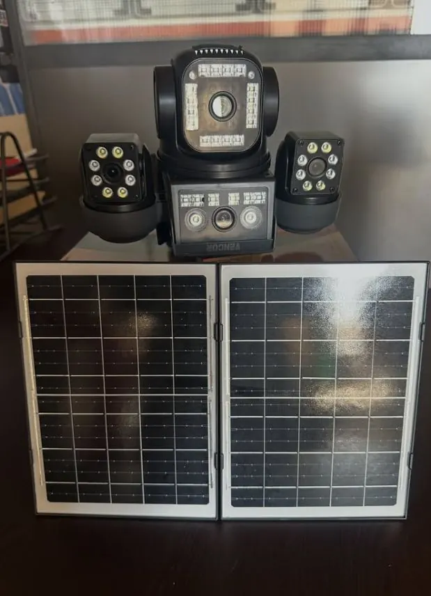 Caméras de surveillance solaires avec leurs panneaux